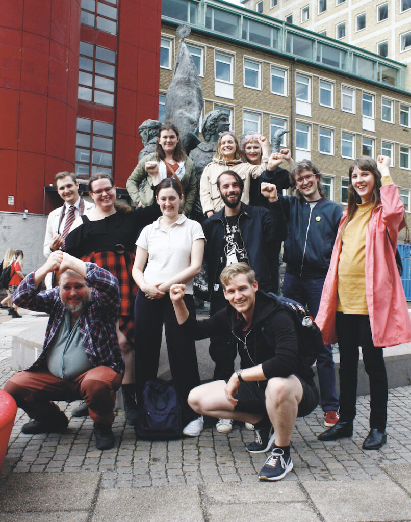 Deltagare i träff för organiseringsprojektet "En väg framåt". Utanför Göteborgs LS av SAC:s lokal vid Järntorget i Göteborg
