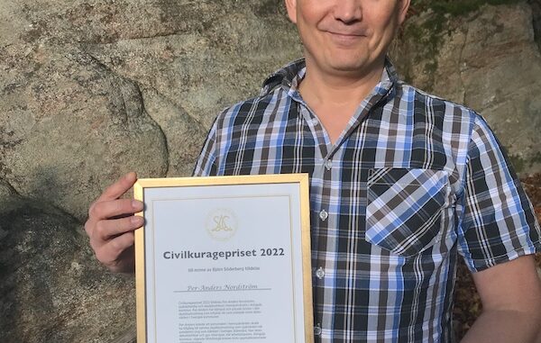 Per-Anders Nordström fick ta emot SAC Syndikalisternas civilkuragepris 2022. Här poserar han med ett diplom.