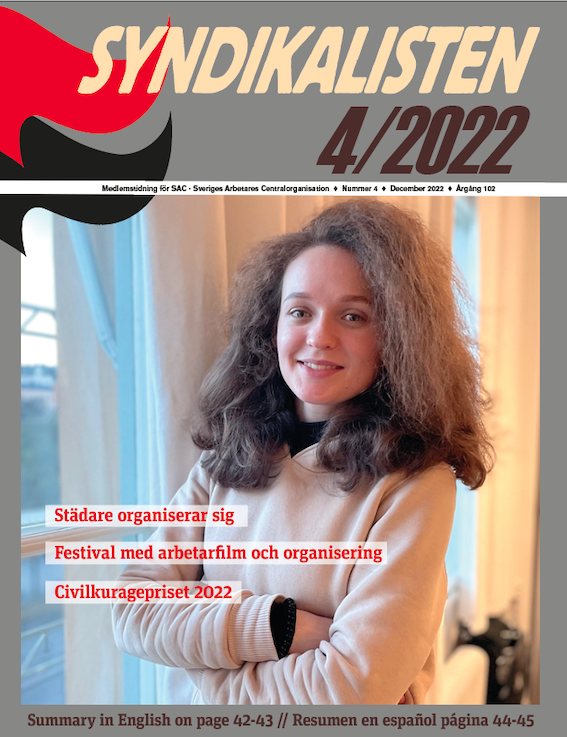 Framsida till SAC:s medlemstidningen Syndikalisten, nummer 4 2022, visar en kvinna som är engagerad fackliga frågor och arbetar som städare