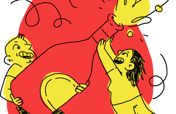 Två personer håller i en megastor flaska som sprutar ut festlig dricka.