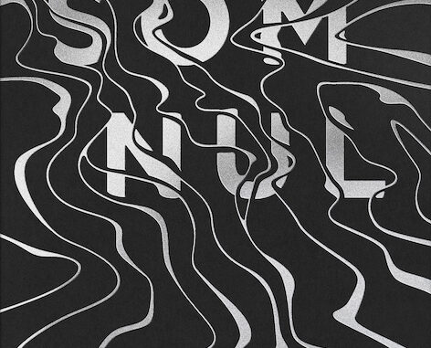 Omslag till boken Somnul. Svart bakgrund med gråaktiga vågor som sveper över det svarta.