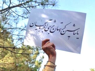 En hand håller upp ett papper med texten: ”Länge leve Kurdistan” på turkiska och ”länge leve Azarbaijan” på kurdiska.