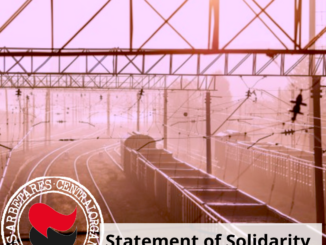 SAC syndikalisternas logotyp i vänstra hörnet längst ned följt av texten " statement of solidarity with uk rail workers". I bakgrunen synd en banvall.