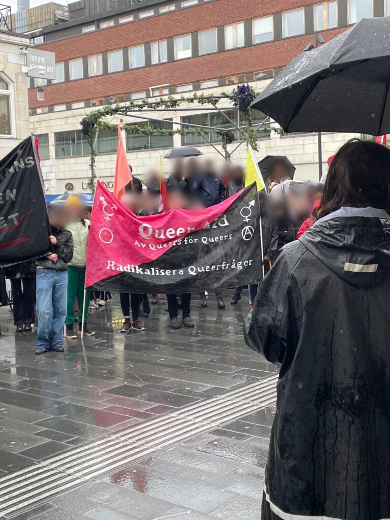 Första maj-tåg med Stockholms LS av SAC Syndikalisterna som gick tillsammans med bland annat Queer Aid, som hare en banderoll som syns i bild.