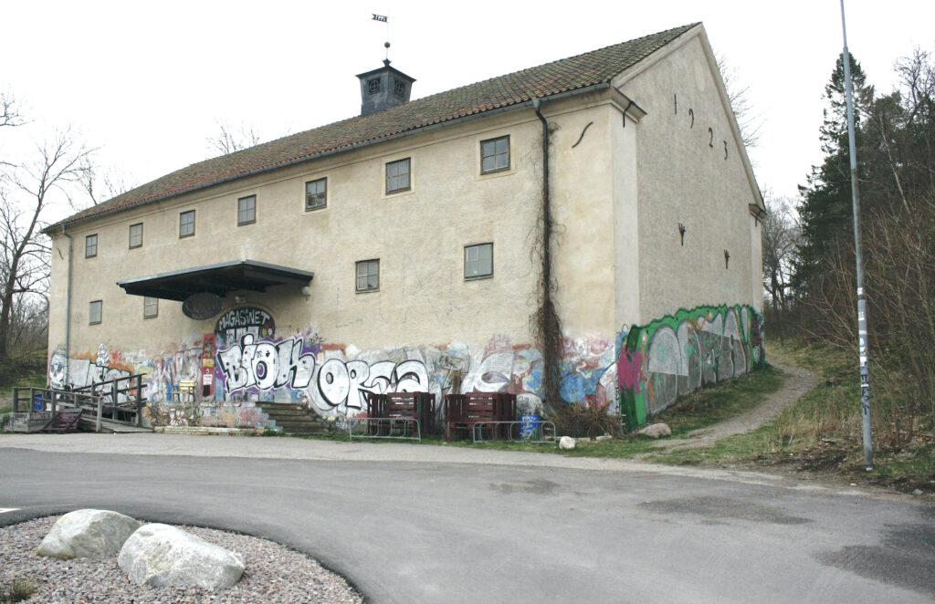 Kulturhuset Magasinet i Nyköping. En stor byggnad med mycket graffitikonst.