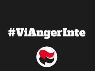 Svart bakgrund med texten "# vi anger inte". Under texten finns SAC Syndikalisternas logotyp: en röd och en svart fana