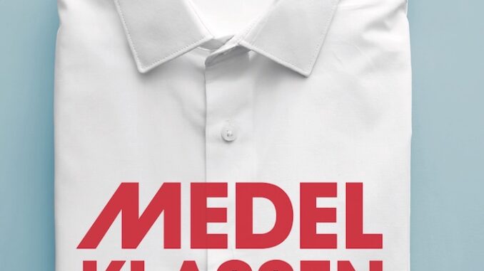 En vit struken och ihopvikt skjorta med bokens titel i rött ovanpå. Bakgrunden är ljusblå. Omslagsbild till boken Medelklassen av Lovisa Broström.