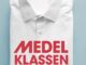 En vit struken och ihopvikt skjorta med bokens titel i rött ovanpå. Bakgrunden är ljusblå. Omslagsbild till boken Medelklassen av Lovisa Broström.