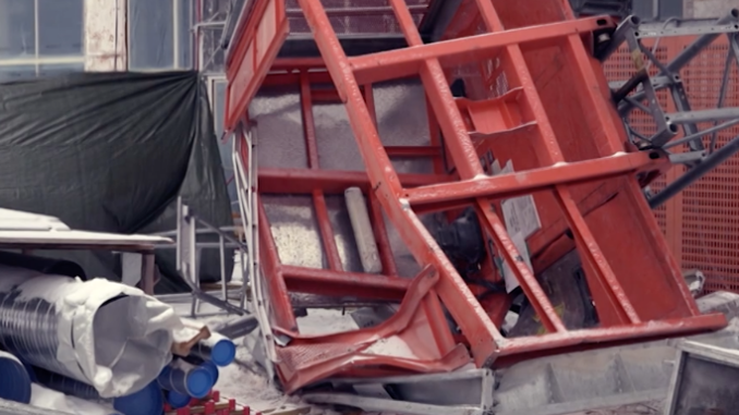 Skärmavbild från TV4 Play. Den visar en röd hiss som rasat och ligger förstörd mot marken.