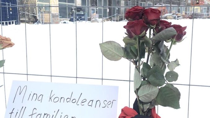 Blommor och kondoleanser vid bygget i Sundbyberg där en hisssolycka orsakade fem arbetares död i december 2023.