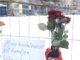 Blommor och kondoleanser vid bygget i Sundbyberg där en hisssolycka orsakade fem arbetares död i december 2023.