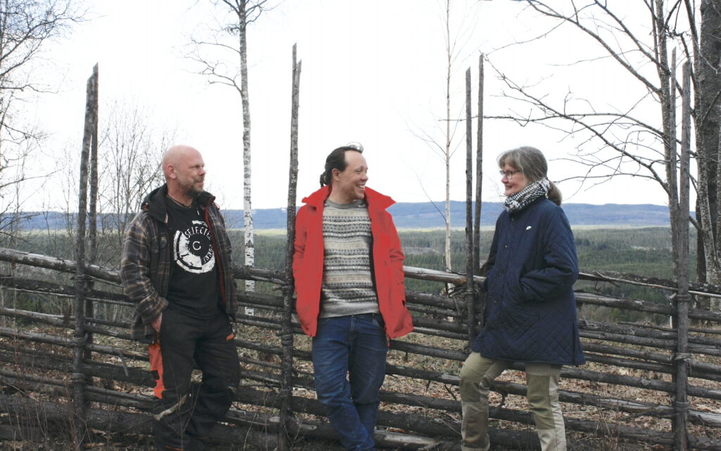 Patrik Ytterholm, Oskar Lehtinen och Monika Fredriksson poserar framför ett staket. I bakgrunden syns skog på avstånd.