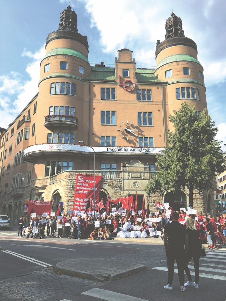 Manifestation till försvar för strejkrätten 2018, utanför LO-borgen i Stockholm. 