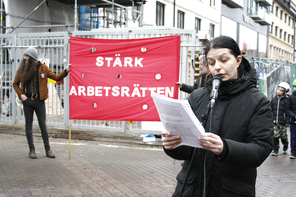 Mina Jakobsson håller tal på en manifestation till försvar för strejkrätten i Karlstad 2018. 