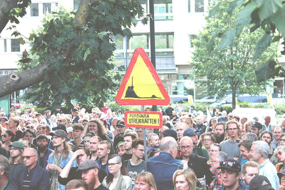 Samling av människor som manifesterar för att försvara strejkrätten 2018. 