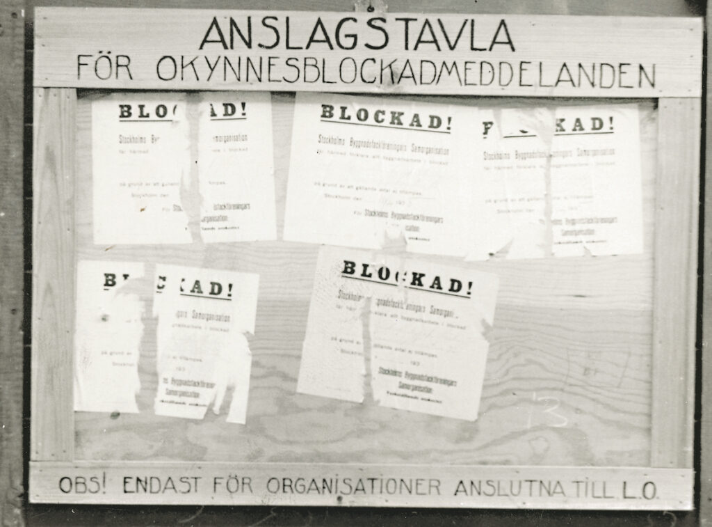 Inglasad anslagstavla med blockadlappar från LO år 1935. Syndikalister satte upp de nedrivna lapparna som troféer när de tröttnat på LO:s agerande.