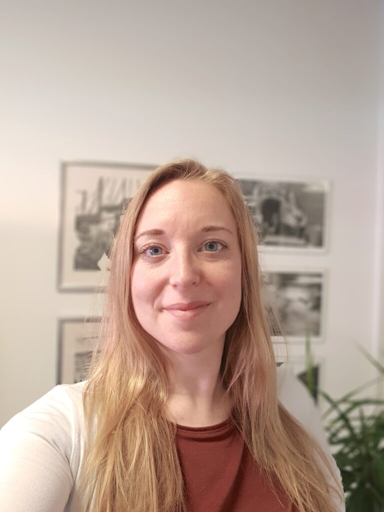 Porträtt som visar Amanda Kappelmark som arbetar för Hamnarbetarförbundet 2025