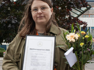 Malin Dalkvist, mottagare av SAC:s civilkuragepris 2025, står framför Mälarsjukhuset i Eskilstuna