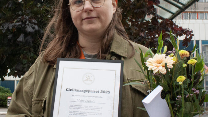 Malin Dalkvist_webb Malin Dalkvist, mottagare av SAC:s civilkuragepris 2025, står framför Mälarsjukhuset i Eskilstuna