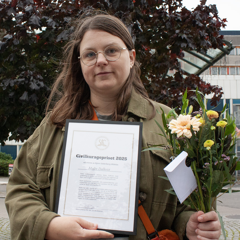 Malin Dalkvist, mottagare av SAC:s civilkuragepris 2025, står framför Mälarsjukhuset i Eskilstuna