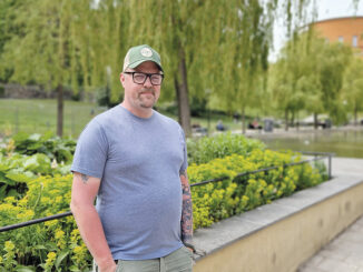 Marcus Vildir står i en park på Sveavägen i Stockholm. Stadsbiblioteket syns i bakgrunden.